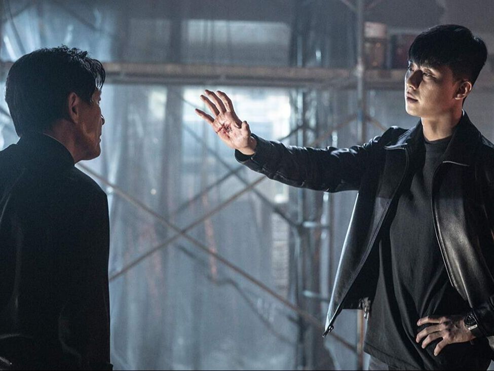 Park Seo-joon dan Ahn Sung-ki dalam film The Divine Fury (2019)